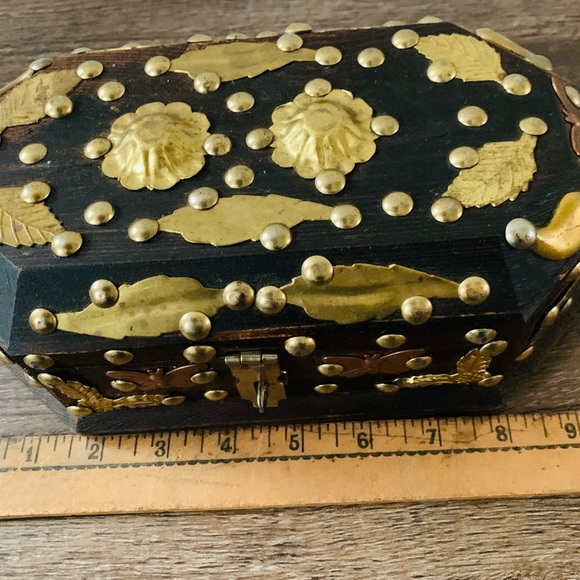 Wooden box with metal ornaments - Picture 3 of 11